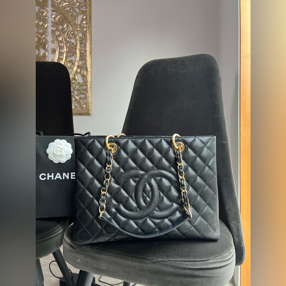 ❤️SOLD❤️Authentic Chanel tote bag.